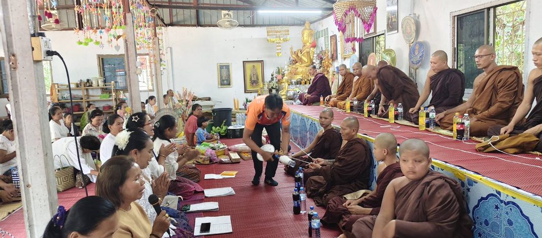พุทธสานิกชนชาวมหาสารคามร่วมใจทำบุญถวายเทียนผ้าป่าภัตตาหารเพลในช่วงเทศกาลเข้าพรรษาประจำปี 2569