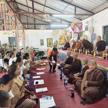 พุทธสานิกชนชาวมหาสารคามร่วมใจทำบุญถวายเทียนผ้าป่าภัตตาหารเพลในช่วงเทศกาลเข้าพรรษาประจำปี 2569