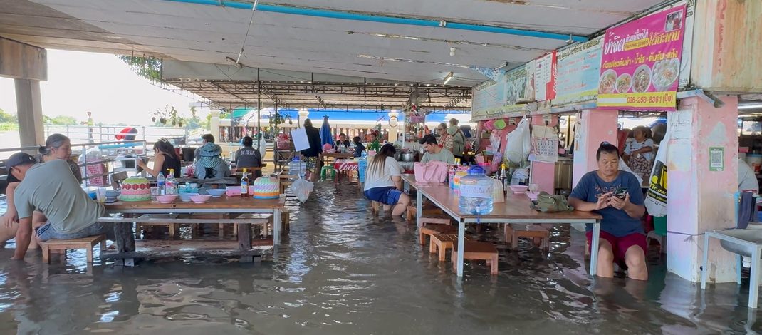 นครปฐม ก๋วยเตี๋ยวไก่ ป้าจิต กลับมาแล้ว ตำนานเปิบพิสดารกลางน้ำ ลูกค้ากรุงเทพยังติดน้ำท่วม รอน้ำลดกลับมาท้าลองแน่นอน