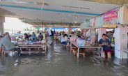 นครปฐม ก๋วยเตี๋ยวไก่ ป้าจิต กลับมาแล้ว ตำนานเปิบพิสดารกลางน้ำ ลูกค้ากรุงเทพยังติดน้ำท่วม รอน้ำลดกลับมาท้าลองแน่นอน
