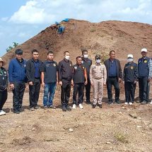 ปราจีนบุรี รองผวจ.ลงพื้นที่ตรวจสอบกองขยะอุตสาหกรรมกลางไร่อ้อย
