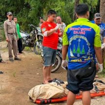 กาญจนบุรี : ญาติใครหายติดต่อ สภ.ทองผาภูมิด่วน!! พบศพสาวปริศนา เสียชีวิตลอยมาตามแม่น้ำแควน้อย ไร้เอกสารติดตัว เสื้อที่สวมใส่คล้ายเสื้อคนจีน หากใครเห็นภาพแล้วสงสัยว่าเป็นญาติ มาดูศพได้ที่ รพ.ทองผาภูมิ