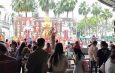 ปทุมธานี สาวสอบติดอันดับ 1 แก้บนท้าวเวสสุวรรณด้วยน้ำ 600 ขวด-ข้าวสาร 20 กก. เจ้าของร้านอิฐมอญหอบกุหลาบ 300 ดอก หลังธุรกิจปังงานเข้าทุกวัน