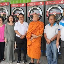 ปทุมธานี ฮือฮานำน้ำมนต์หลวงปู่ศิลาใส่แทงก์น้ำร้านซักอบรีดเพื่อคนมาใช้บริการเกิดโชคลาภขณะที่พระพรหมให้โชคคนเกือบทั้งตลาด