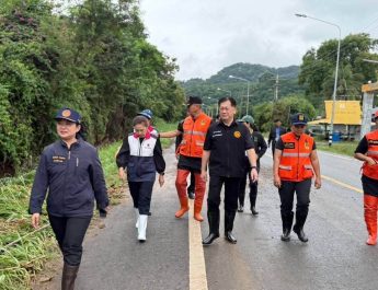 ผู้ว่าราชการสระบุรีลุยตรวจเยี่ยมผู้ประสบอุทกภัยมวกเหล็กกำชับทุกหน่วยช่วยเหลือประชาชนเต็มที่