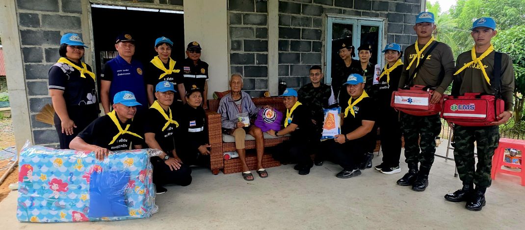 (สุรินทร์) มทบ.25 มอบถุงยังชีพ มูลนิธิอาสาเพื่อนพึ่ง (ภาฯ) ยามยาก สภากาชาดไทย ช่วยเหลือประชาชนที่ประสบเหตุอุทกภัย ในพื้นที่จังหวัดสุรินทร์