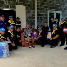 (สุรินทร์) มทบ.25 มอบถุงยังชีพ มูลนิธิอาสาเพื่อนพึ่ง (ภาฯ) ยามยาก สภากาชาดไทย ช่วยเหลือประชาชนที่ประสบเหตุอุทกภัย ในพื้นที่จังหวัดสุรินทร์