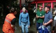 ผู้ว่าฯ นครปฐม ลงพื้นที่ตรวจระดับน้ำแม่น้ำท่าจีน ณ ที่ว่าการอำเภอนครชัยศรี หลังฝนตกหนักอย่างต่อเนื่อง ส่งผลให้ระดับน้ำอยู่ในระดับสีแดง เมื่อเทียบกับปี พ.ศ. 2554 ยังต่ำกว่าเกือบ1 เมตร