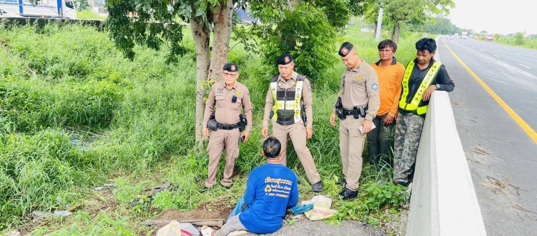 จับคาเกาะกลางถนนสายเอเชีย หัวขโมยนั่งขุดดิน ยาว 30 เมตรตัดสายไฟขาย พบอุปกรณ์เพียบ–ยาบ้า 7 เม็ด