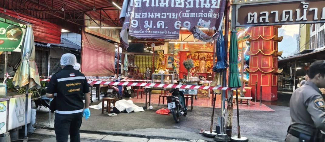 นครปฐม เพื่อนเมียพูดไม่เข้าหู ชายวัย 68 ปีกลับบ้านชักปืนยิงใส่ 2 นัด ก่อนปลิดชีพตัวเองหนีความผิด