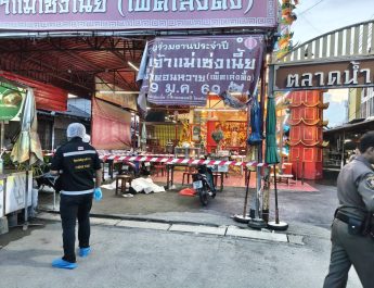 นครปฐม เพื่อนเมียพูดไม่เข้าหู ชายวัย 68 ปีกลับบ้านชักปืนยิงใส่ 2 นัด ก่อนปลิดชีพตัวเองหนีความผิด