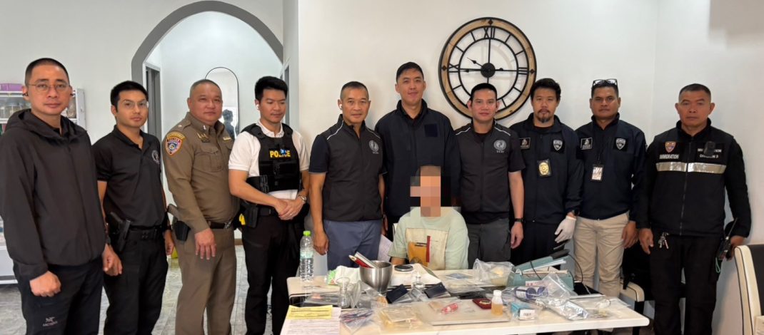 ตำรวจสนธิกำลัง บุกค้นบ้านพักย่านพัทยา รวบหนุ่มมะกันเปิด “แล็ปปรุงยาอี” ยึดของกลางยาเสพติดจำนวนมาก จ่อขยายผล