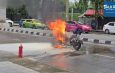 ระทึกอีก! นาทีไฟไหม้รถมอเตอร์ไซค์กลางถนน ย่านบางซื่อ