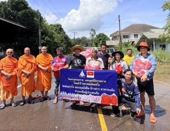 ปทุมธานี วัดพระธรรมกายส่งถุงยังชีพ 1,000 ชุด ช่วยผู้ประสบภัยน้ำท่วมปราจีนบุรี กระจาย 9 พื้นที่กบินทร์บุรี–ประจันตคาม