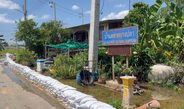 ชาวบ้านอำเภอบางเลน ช่วยกันหากระสอบทรายทำแนวป้องกันน้ำท่าจีนหวั่นมวลน้ำจังหวัดสุพรรณบุรี กาญจนบุรี ระบายเข้าพื้นที่ รับหนักกว่าปีก่อน