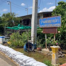 ชาวบ้านอำเภอบางเลน ช่วยกันหากระสอบทรายทำแนวป้องกันน้ำท่าจีนหวั่นมวลน้ำจังหวัดสุพรรณบุรี กาญจนบุรี ระบายเข้าพื้นที่ รับหนักกว่าปีก่อน