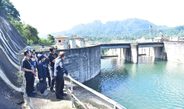 กาญจนบุรี : รองเลขา สทนช.พาคณะลงพื้นที่ติดตามสถานการณ์น้ำเขื่อนวชิราลงกรณ และเขื่อนแม่กลอง พร้อมย้ำฝากสื่อไปยังคน กทม.ไม่ต้องวิตกอีก 7 วัน เข้าปกติ