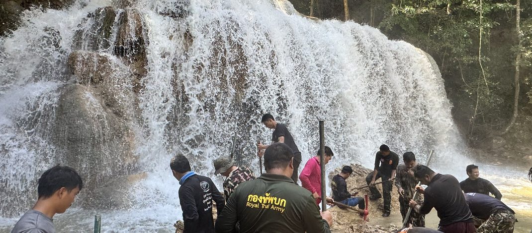 กาญจนบุรี : หัวหน้าอุทยานฯ ผู้ช่วยหัวหน้าอุทยานฯเอราวัณ นำทีมเจ้าหน้าที่ลุยเคลียร์พื้นที่รองรับ นทท.หลังเจอฝนกระหน่ำอย่างหนักจนหัวช้างเอราวัณแตก