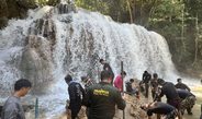 กาญจนบุรี : หัวหน้าอุทยานฯ ผู้ช่วยหัวหน้าอุทยานฯเอราวัณ นำทีมเจ้าหน้าที่ลุยเคลียร์พื้นที่รองรับ นทท.หลังเจอฝนกระหน่ำอย่างหนักจนหัวช้างเอราวัณแตก