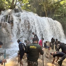 กาญจนบุรี : หัวหน้าอุทยานฯ ผู้ช่วยหัวหน้าอุทยานฯเอราวัณ นำทีมเจ้าหน้าที่ลุยเคลียร์พื้นที่รองรับ นทท.หลังเจอฝนกระหน่ำอย่างหนักจนหัวช้างเอราวัณแตก