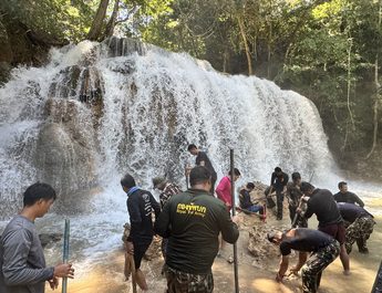 กาญจนบุรี : หัวหน้าอุทยานฯ ผู้ช่วยหัวหน้าอุทยานฯเอราวัณ นำทีมเจ้าหน้าที่ลุยเคลียร์พื้นที่รองรับ นทท.หลังเจอฝนกระหน่ำอย่างหนักจนหัวช้างเอราวัณแตก