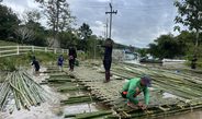 กาญจนบุรี : ผู้นำชุมชน ประชาชน จิตอาสา ราชการ เร่งมือสร้างสะพานลูกบวบเพื่อให้ชาวบ้านใช้เดินทาง หลังน้ำจากเขื่อนวชิราลงกรณท่วมถนนเข้าหมู่บ้าน ส่วนเพจสไตล์ กะเหรี่ยง อัดคลิปเดินลุยน้ำกลางป่าโพสต์ ฝากขอความช่วยเหลือ