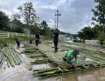 กาญจนบุรี : ผู้นำชุมชน ประชาชน จิตอาสา ราชการ เร่งมือสร้างสะพานลูกบวบเพื่อให้ชาวบ้านใช้เดินทาง หลังน้ำจากเขื่อนวชิราลงกรณท่วมถนนเข้าหมู่บ้าน ส่วนเพจสไตล์ กะเหรี่ยง อัดคลิปเดินลุยน้ำกลางป่าโพสต์ ฝากขอความช่วยเหลือ