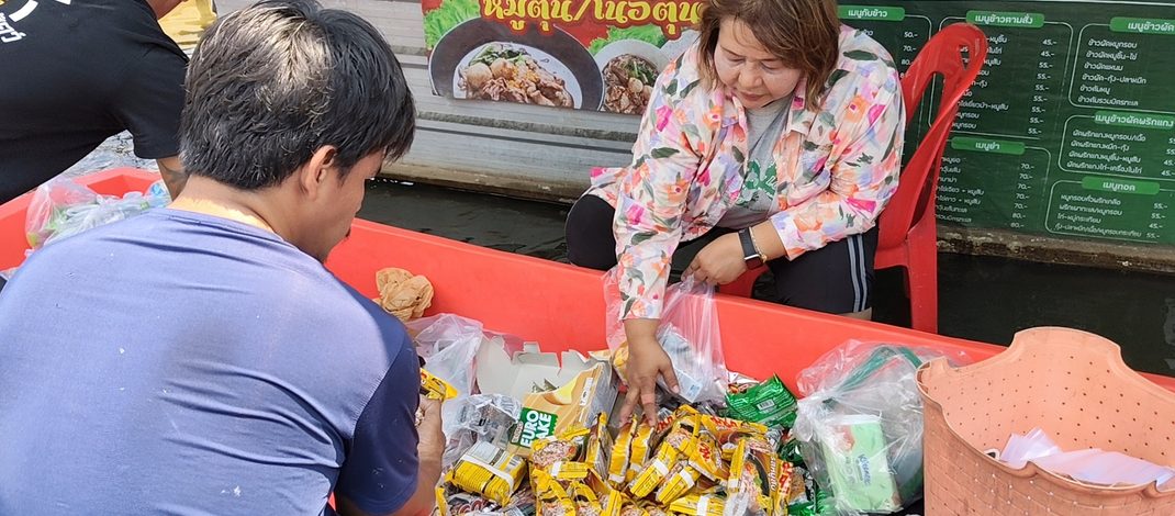ปทุมธานี ชาวบ้านลำสามแก้ว เดือดร้อนหนักน้ำท่วม 7 วันแล้วท่วมขังยังไม่ลด น้ำเน่าหน่วยงานช่วยเหลือ