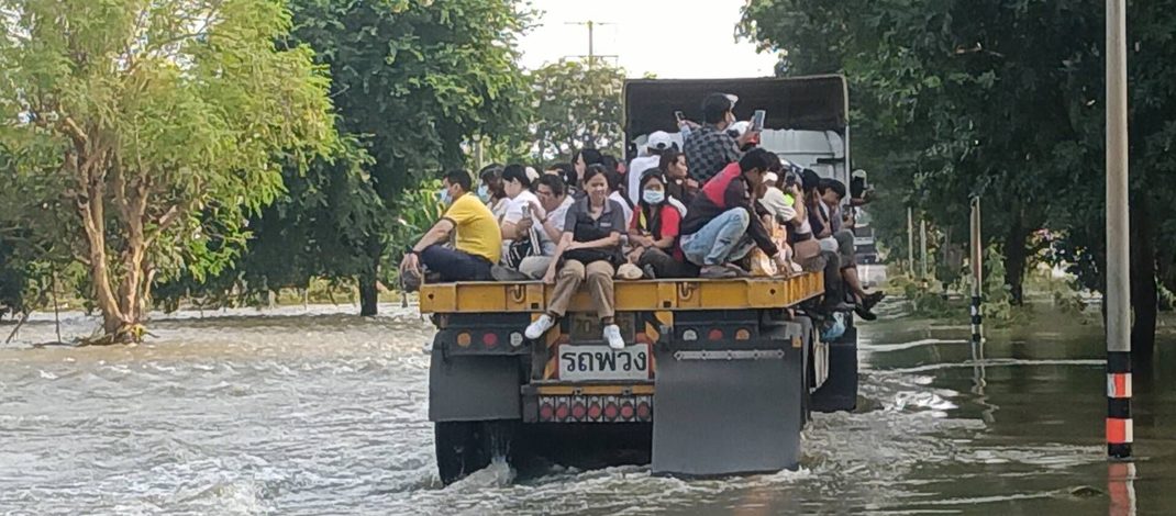 ปราจีนบุรี ถนน 304 ยังรถเล็กผ่านไม่ได้ตร.ร้องขอรถบบรรทุกช่วยชาวบ้านข้ามฝั่งร่วมกับทหาร