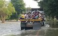 ปราจีนบุรี ถนน 304 ยังรถเล็กผ่านไม่ได้ตร.ร้องขอรถบบรรทุกช่วยชาวบ้านข้ามฝั่งร่วมกับทหาร