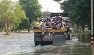 ปราจีนบุรี ถนน 304 ยังรถเล็กผ่านไม่ได้ตร.ร้องขอรถบบรรทุกช่วยชาวบ้านข้ามฝั่งร่วมกับทหาร