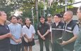 ปทุมธานี ชาวบ้านลาดสวายกว่า 200 คนฮือประท้วงบุกกดดันเจ้าหน้าที่ให้เปิดประตูระบายน้ำคลองพระยาสุเรนทร์เพิ่มขึ้น