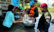 ลพบุรี ด่วนทหารเร่งช่วยประชาชนขนของหนีน้ำหลังเขื่อนเจ้าพระยาเพิ่มการระบายลงคลองชัยนาทป่าสัก
