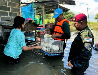 ลพบุรี ด่วนทหารเร่งช่วยประชาชนขนของหนีน้ำหลังเขื่อนเจ้าพระยาเพิ่มการระบายลงคลองชัยนาทป่าสัก