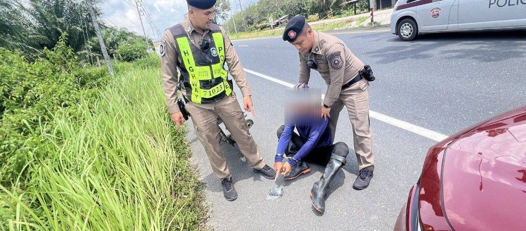 พังงา- ไล่ล่าระทึกตำรวจทางหลวงพังงาไล่จับหนุ่มพม่าขับมอเตอร์ไซค์ขนยาบ้าจำนวน 2000 เม็ด