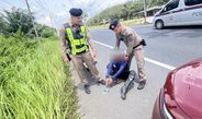 พังงา- ไล่ล่าระทึกตำรวจทางหลวงพังงาไล่จับหนุ่มพม่าขับมอเตอร์ไซค์ขนยาบ้าจำนวน 2000 เม็ด