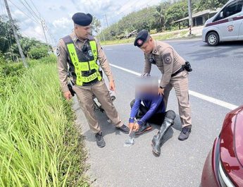 พังงา- ไล่ล่าระทึกตำรวจทางหลวงพังงาไล่จับหนุ่มพม่าขับมอเตอร์ไซค์ขนยาบ้าจำนวน 2000 เม็ด