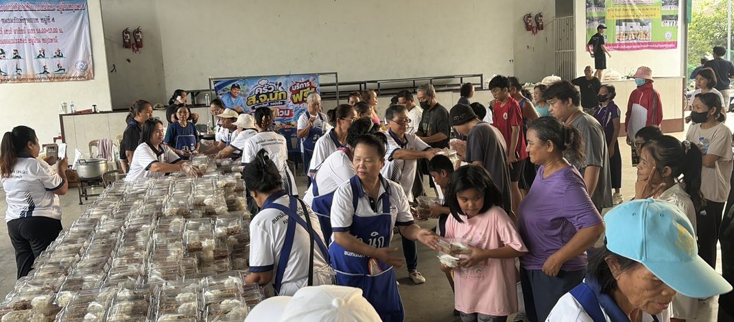 ปทุมธานี เปิด”ครัว สจ.นิกสู้ภัยน้ำท่วม“ชาวบ้านกว่า 1,000 คนแห่ต่อคิวรอรับข้าวกล่องแจก5วันจนถึงวันที่7ตุลาคมนี้