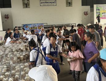 ปทุมธานี เปิด”ครัว สจ.นิกสู้ภัยน้ำท่วม“ชาวบ้านกว่า 1,000 คนแห่ต่อคิวรอรับข้าวกล่องแจก5วันจนถึงวันที่7ตุลาคมนี้