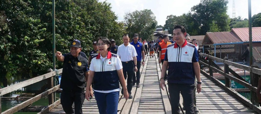 กาญจนบุรี : ผวจ.กาญจน์ลงพื้นที่สังขละบุรี มอบถุงยังชีพ เยี่ยมผู้ประสบภัย พร้อมติดตามระดับน้ำสะพานมอญ