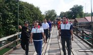 กาญจนบุรี : ผวจ.กาญจน์ลงพื้นที่สังขละบุรี มอบถุงยังชีพ เยี่ยมผู้ประสบภัย พร้อมติดตามระดับน้ำสะพานมอญ
