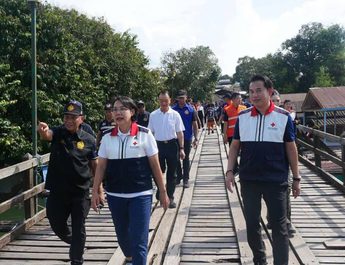 กาญจนบุรี : ผวจ.กาญจน์ลงพื้นที่สังขละบุรี มอบถุงยังชีพ เยี่ยมผู้ประสบภัย พร้อมติดตามระดับน้ำสะพานมอญ