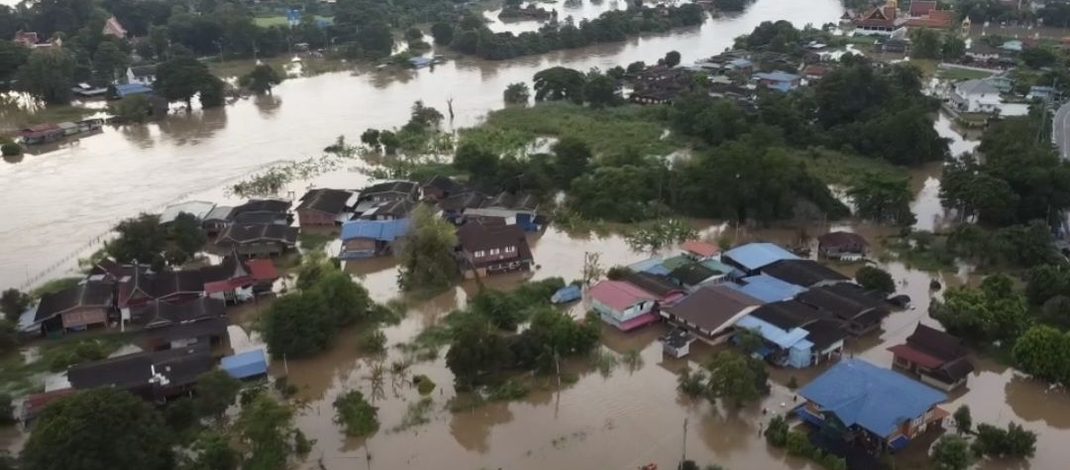 เจ้าพระยาน้ำขึ้นอย่างต่อเนื่อง น้ำท่วมยังกระทบความเป็นอยู่ชาวบ้านต้องมานั่งศาลาริมถนนคุยกันคล้ายเหงา