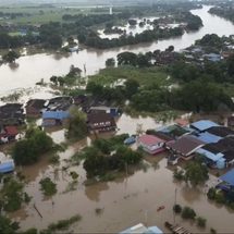 เจ้าพระยาน้ำขึ้นอย่างต่อเนื่อง น้ำท่วมยังกระทบความเป็นอยู่ชาวบ้านต้องมานั่งศาลาริมถนนคุยกันคล้ายเหงา