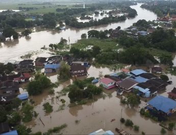 เจ้าพระยาน้ำขึ้นอย่างต่อเนื่อง น้ำท่วมยังกระทบความเป็นอยู่ชาวบ้านต้องมานั่งศาลาริมถนนคุยกันคล้ายเหงา