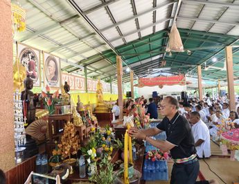 พุทธสานิกชนรวมพลังบุญร่วมถวายเทียนผ้าป่าภัตตาหารเพลในเทศกาลเข้าพรรษาประจำปี 2569 ณสำนักสงฆ์พุทธเมตตาตำบลมะค่าอำเภอกันทรวิชัยจังหวัดมหาสารคาม
