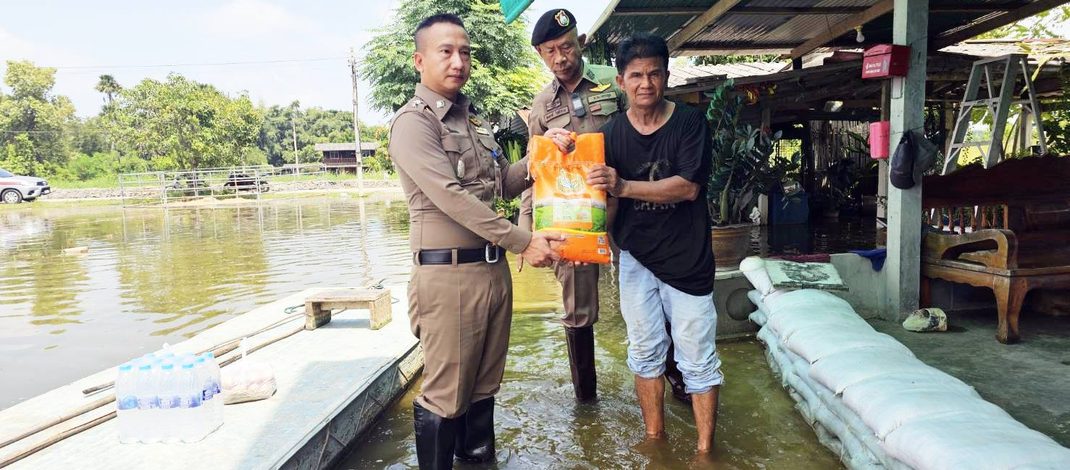 ผกก.ดอนตูม ! ลงพื้นที่ นำธารน้ำใจ มอบสิ่งของบํารุงขวัญกำลังใจให้แก่ประชาชนในพื้นที่ ที่ได้รับผลกระทบจากสถานการณ์อุทกภัยเพื่อบรรเทาความเดือดร้อน สร้างขวัญกำลังใจก้าวผ่านอุทกภัยนี้ไปด้วยกัน