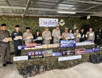 นายไพฑรูย์ มาหาชื่นใจ รอง ผวจ.หนองคาย แถลงผลการ ยึดยาบ้ากว่า 5 แสนเม็ด ที่พยายามลักลอบนำเข้า
