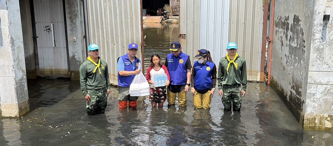 ปทุมธานี ชาวบ้านหนองสามวังทุกข์ระทมน้ำท่วมขังนาน2สัปดาห์ต้องใช้เรือแทนรถแถมผวาปลิงโผล่จำนวนมากขณะที่จังหวัดเร่งสำรวจผู้เดือดร้อนและแจกจ่ายข้าวชาวบ้านที่ติดในบ้านออกมาไม่ได้