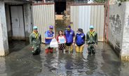 ปทุมธานี ชาวบ้านหนองสามวังทุกข์ระทมน้ำท่วมขังนาน2สัปดาห์ต้องใช้เรือแทนรถแถมผวาปลิงโผล่จำนวนมากขณะที่จังหวัดเร่งสำรวจผู้เดือดร้อนและแจกจ่ายข้าวชาวบ้านที่ติดในบ้านออกมาไม่ได้